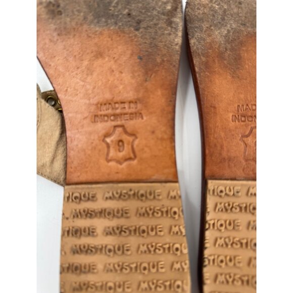 Mystique Womens Size 9 Tan Leather Sandals With Gold Stud Accents - Picture 11 of 11